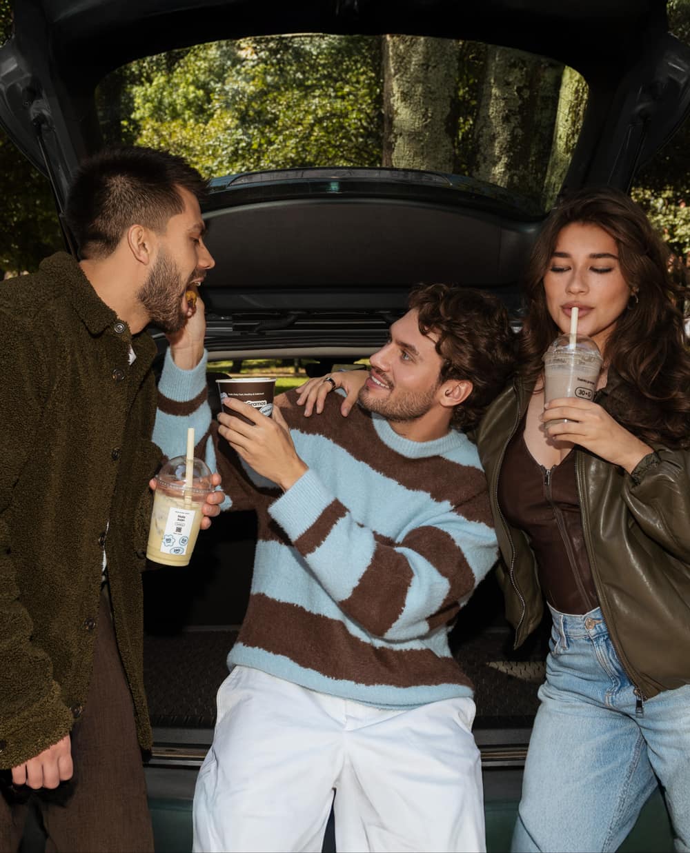 Amigos con 30g — Disfrutando en el maletero