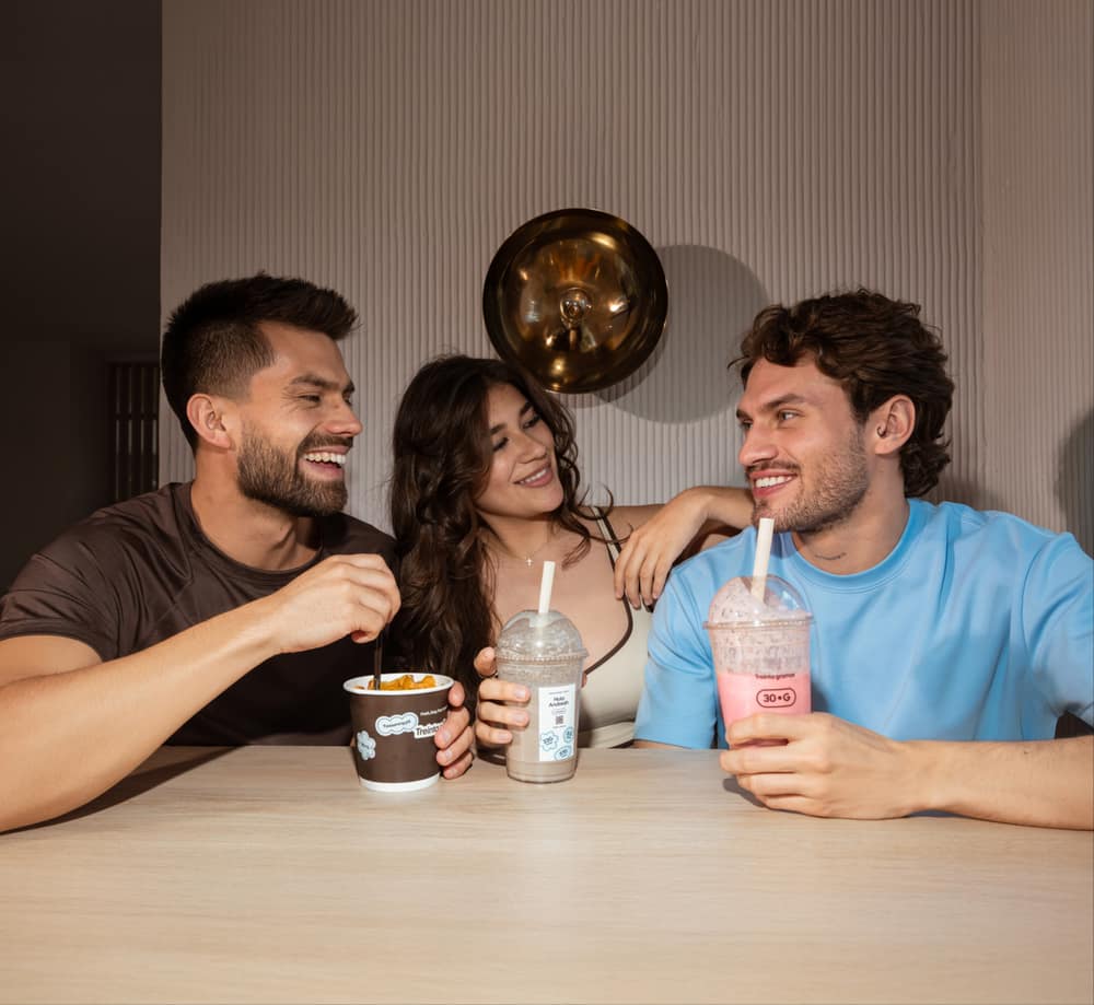 Amigos con 30g — Smoothies y bowl en la mesa